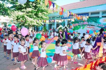 Hiệu trưởng ép cô giáo phá thai bị tố nhận người nhà vào, bắt giáo viên làm ngoài giờ không công
