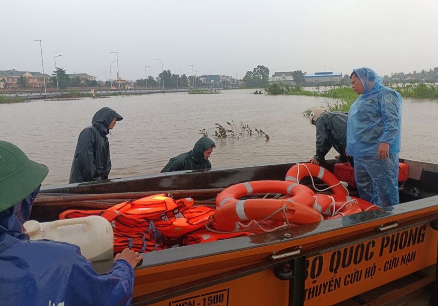 Lực lượng vũ trang tỉnh Quảng Ngãi nỗ lực tìm kiếm người đuối nước Lực lượng vũ trang tỉnh Quảng Ngãi nỗ lực tìm kiếm người đuối nước