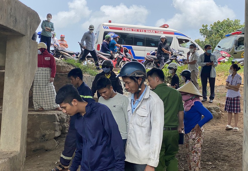 Thi thể nam giới nằm dưới mương nước ở gầm cầu Trà Khúc Thi thể nam giới nằm dưới mương nước ở gầm cầu Trà Khúc