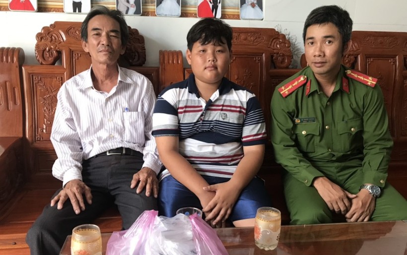 Nam sinh lớp 6 cứu 2 người khỏi đuố.i nước khi tắm biển