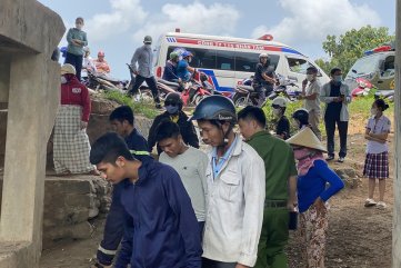 Thi thể nam giới nằm dưới mương nước ở gầm cầu Trà Khúc
