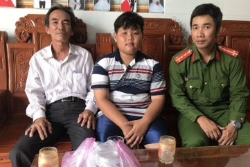 Nam sinh lớp 6 cứu 2 người khỏi đuố.i nước khi tắm biển