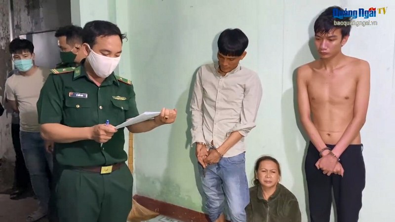 Bắt quả tang 2 mẹ con tàng trữ ma túy đá Bắt quả tang 2 mẹ con tàng trữ ma túy đá