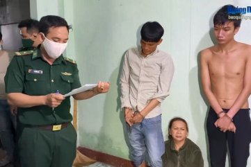 Bắt quả tang 2 mẹ con tàng trữ ma túy đá
