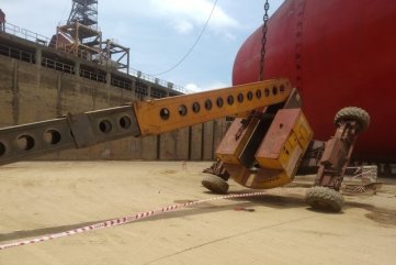Xe nâng của nhà máy đóng tàu ở Quảng Ngãi gặp sự cố, 2 người t.ử v.ong