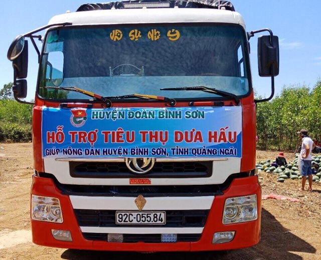 Không đành lòng bỏ mặc, huyện lại 