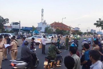Va chạm xe máy, cô gái bị ôtô cán chết trên đại lộ