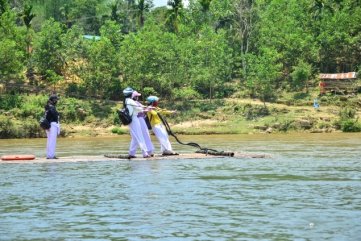 Đi bè, bơi sông tìm chữ