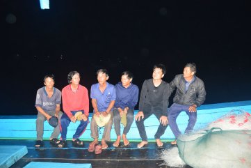 Đâm chìm, đe dọa rồi bỏ mặc nạn nhân