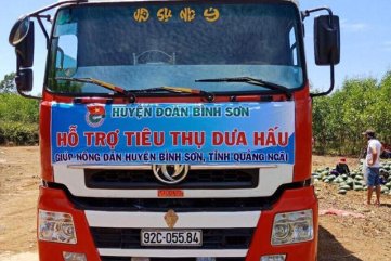 Không đành lòng bỏ mặc, huyện lại "giải cứu" dưa hấu