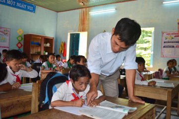 Cậu bé tí hon với nỗi khát khao đến trường
