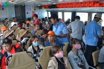 Một ngày, gần 4.000 lượt khách ra đảo Lý Sơn