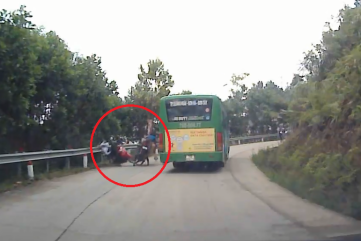 Clip: Vượt xe buýt không quan sát, 3 người may mắn thoát chết