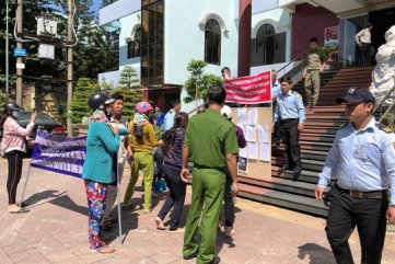 Xô xát gây náo loạn trước trụ sở ngân hàng