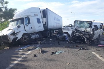Tai nạn 13 người chết: Người nhà chú rể kể phút xe khách tông xe container