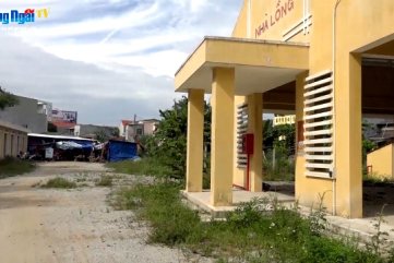 [Video] Chợ tiền tỷ bỏ hoang, dân dựng lều họp chợ ngoài đường