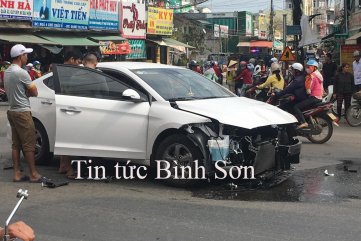 Mới xảy ra tai nạn ở ngã tư chợ Châu Ổ