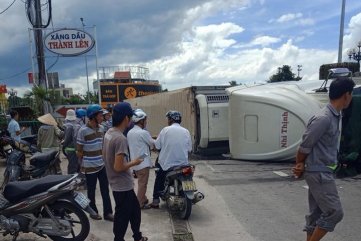 Lật container tại vòng xoay đường tránh Quảng Ngãi
