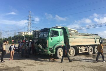 Va chạm giữa xe Dăm và xe Ben tại Dung Quất