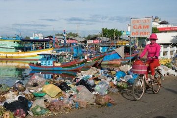 Ngỡ ngàng khi người dân đổ rác thẳng ra biển ở Sa Kỳ