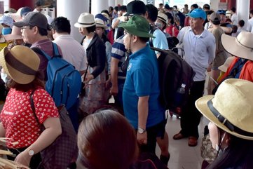 Điều 12 tàu đưa hàng ngàn du khách kẹt ở đảo Lý Sơn vào bờ