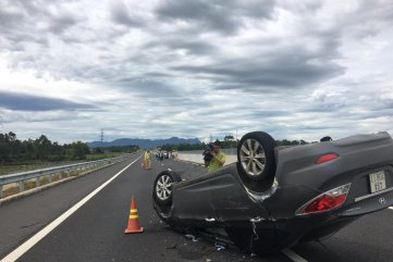 Tông vào dải phân cách, xe ô tô lật ngang giữa cao tốc
