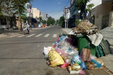 Người dân chặn xe chở rác, hơn 800 tấn rác bốc mùi “bủa vây” TP. Quảng Ngãi