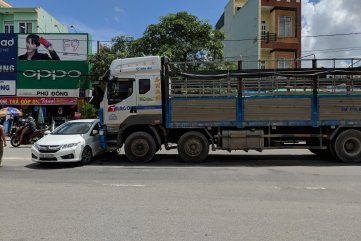 Qua đường không quan sát, ô tô con bị xe tải đâm.