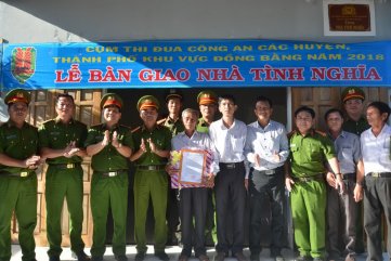 Bàn giao nhà tình nghĩa cho gia đình chính sách tại Quảng Ngãi
