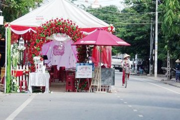 Cách chức Chủ tịch phường nếu để rạp cưới tràn lòng đường