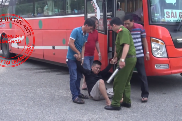 HÀNH KHÁCH MỘT PHEN KINH HOÀNG VÌ BỊ "NGÁO ĐÁ" QUẬY TRÊN XE