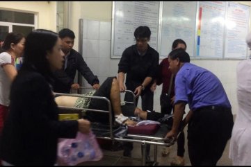 Đức Phổ: Xe khách nổ lốp lật giữa đường, khiến 8 người bị thương