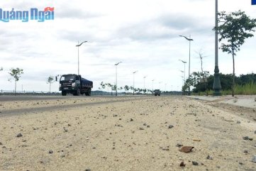 Xe tải 'đánh rơi' đất, cát trên đường, người dân bất an