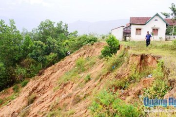 Lo cho người dân vùng sạt lở