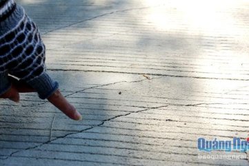 Dân bức xúc vì đường bê tông không bảo đảm chất lượng