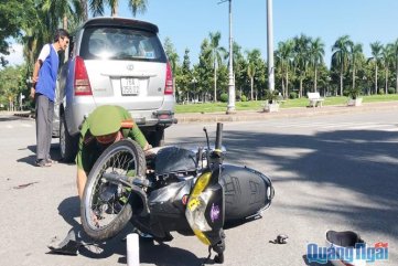 Thanh thiếu niên nguy kịch sau khi húc ô tô