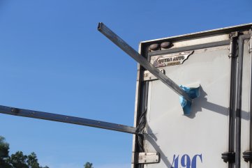 Lao vào hàng rào, cây thép đâm xuyên xe tải, tài xế tử vong tại chỗ