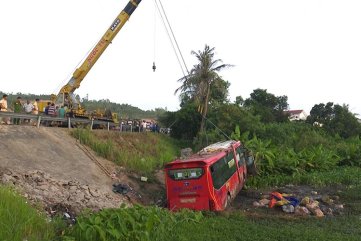 Xe giường nằm lao xuống ruộng sâu hơn mặt đường 7 mét