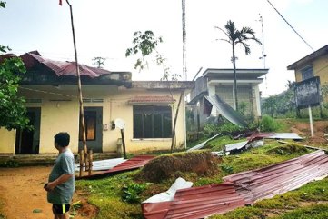 Lốc xoáy tốc mái hàng chục nhà dân tại Quảng Ngãi