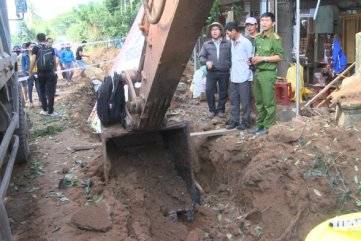Xe cuốc đào trúng bom phát nổ, cả chục nhà dân hư hỏng