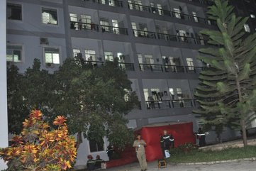 Người đàn ông trèo lên lan can bệnh viện dọa nhảy lầu