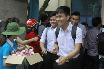 Quảng Ngãi: Mang điện thoại vào phòng thi, 1 thí sinh bị đình chỉ