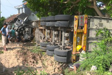 Xe container đâm nhà dân khiến 3 người đang ngủ bị thương nặng