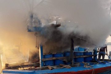 Quảng Ngãi : Neo đậu tại cảng chuẩn bị ra khơi, tàu cá bất ngờ bốc cháy dữ dội