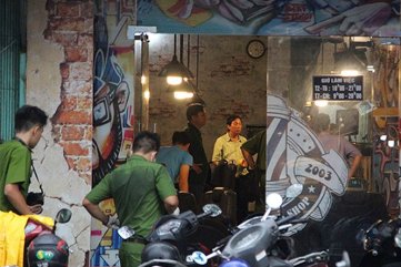 Thợ cắt tóc bị hai thanh niên xông vào tiệm đâm chết