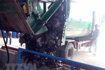 Người dân chặn đường không cho xe chở rác vào nhà máy