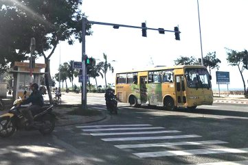 Bắt thanh niên vỗ mông cô gái giữa đường