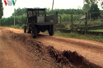 Thu tiền nhưng không làm đường bê tông cho người dân