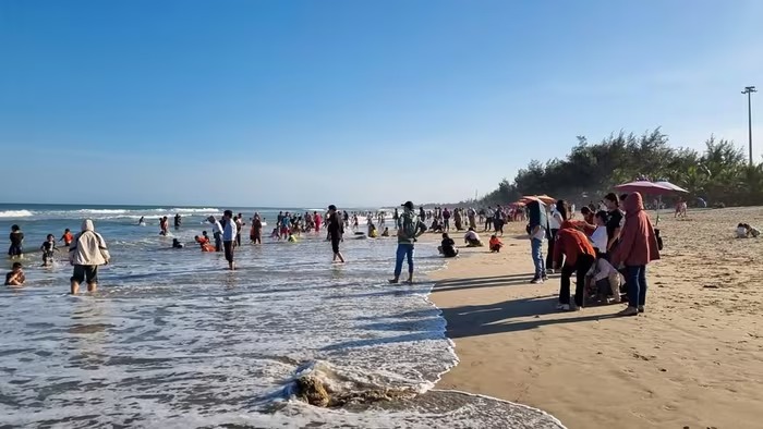 Kịp thời cứu hai mẹ con đuối nước khi tắm biển Mỹ Khê Kịp thời cứu hai mẹ con đuối nước khi tắm biển Mỹ Khê