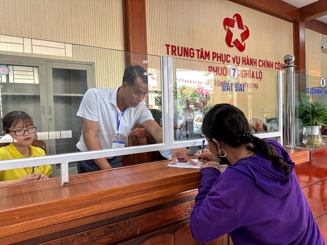 10 phút xong thủ tục: Dân Quảng Ngãi khen ngợi cán bộ ngày đầu chính quyền 2 cấp hoạt động